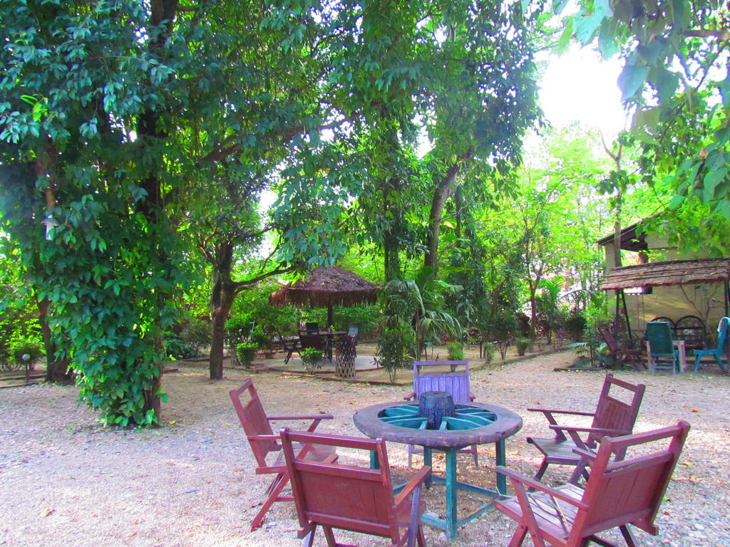 Chitwan Gaida Lodge Sauraha Exterior foto